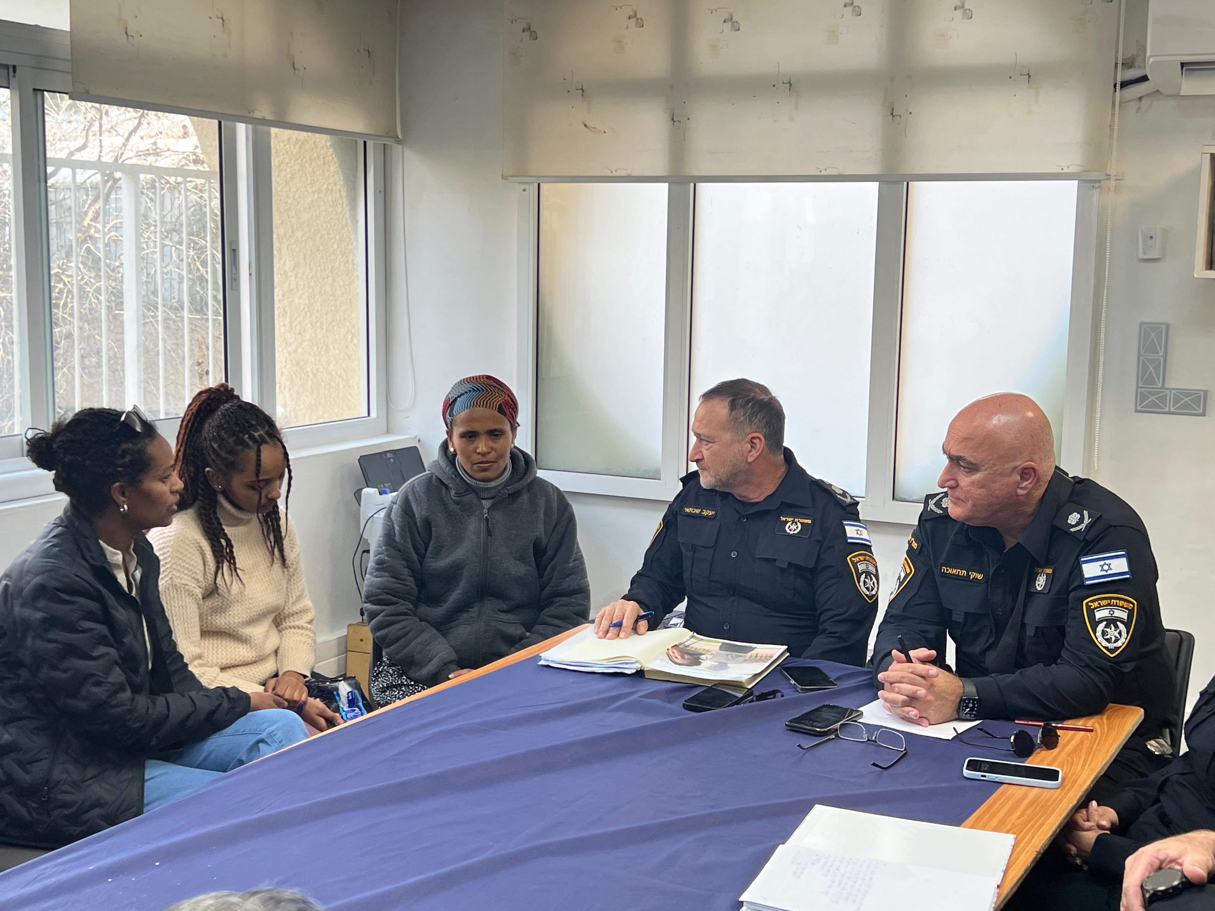 המפכ"ל ומפקד המחוז הצפוני עם משפחתה של קסאו