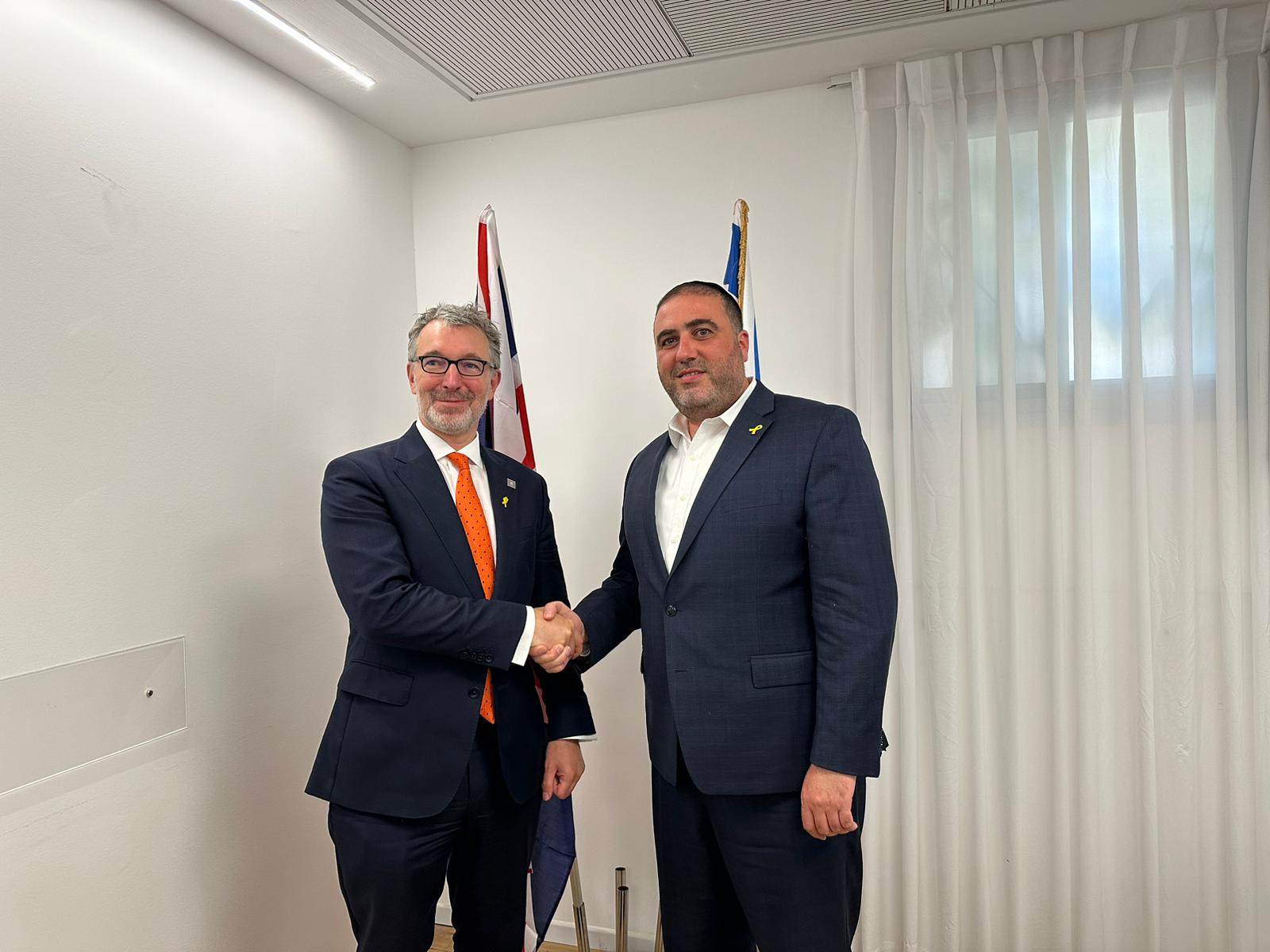 השר ארבל והשגריר וולטרס