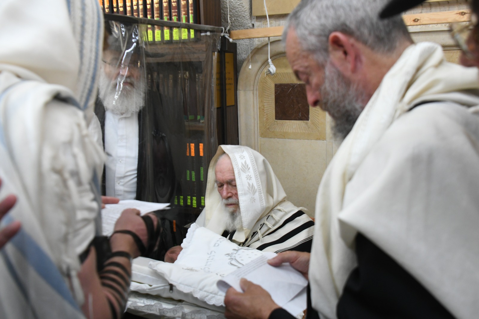 נמיר עם רבו הרב יצחק זילברשטיין בברית של נכד