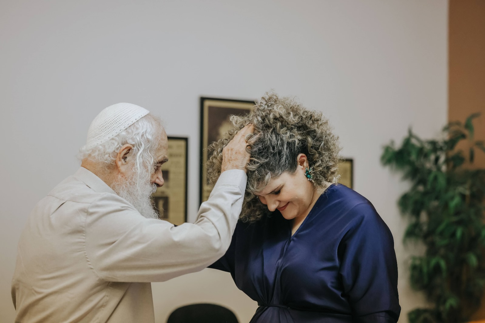 אודהליה ברלין מקבלת ברכה מאבא