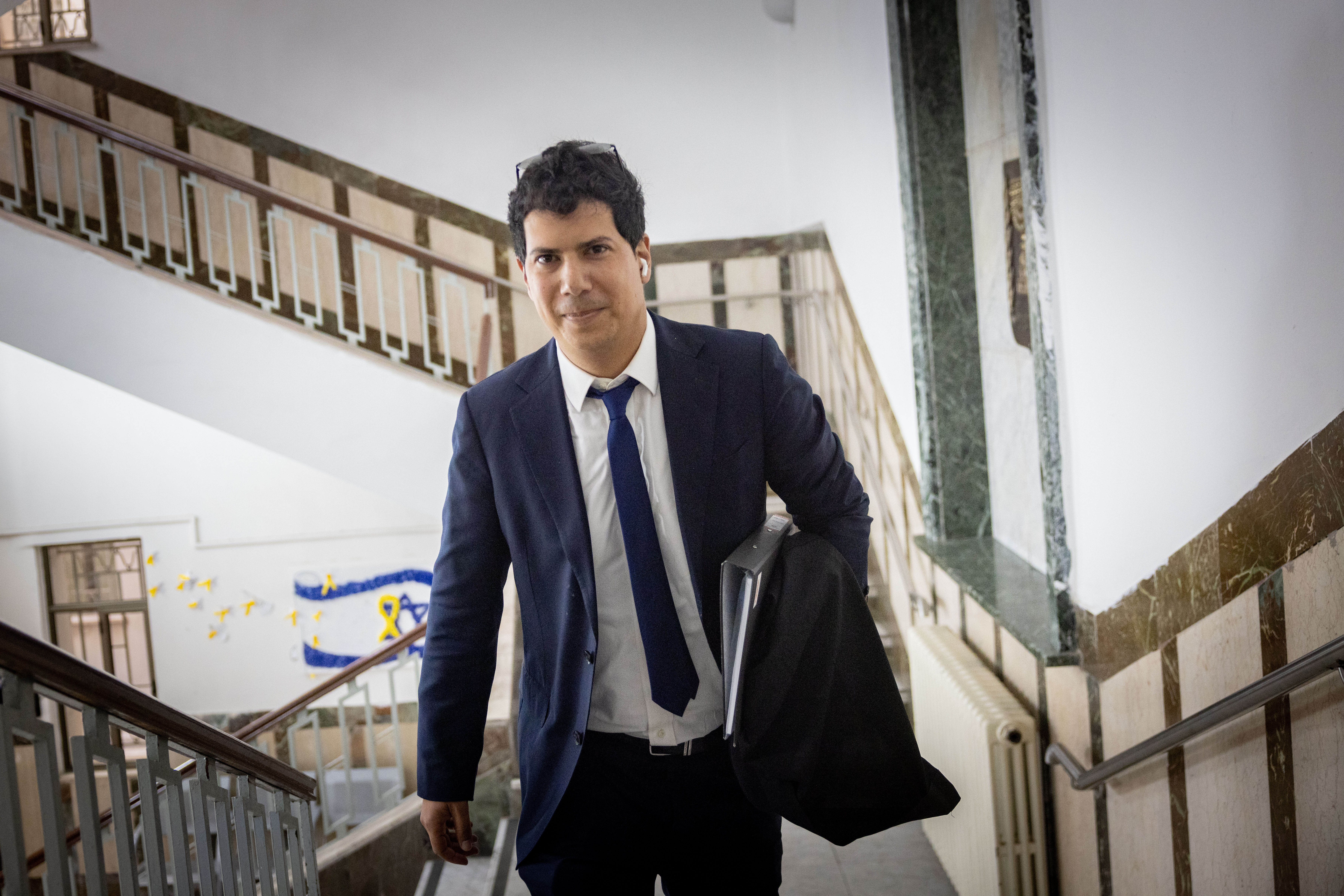 עורך דינו של נתניהו עמית חדד בכניסה לדיון היום