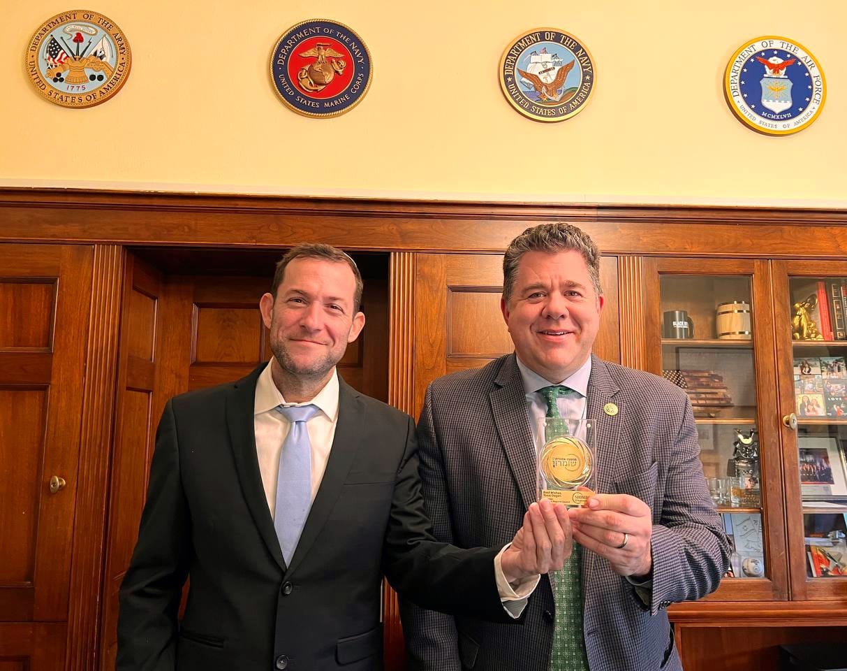 דגן עם חבר הקונגרס ניק ללוטה