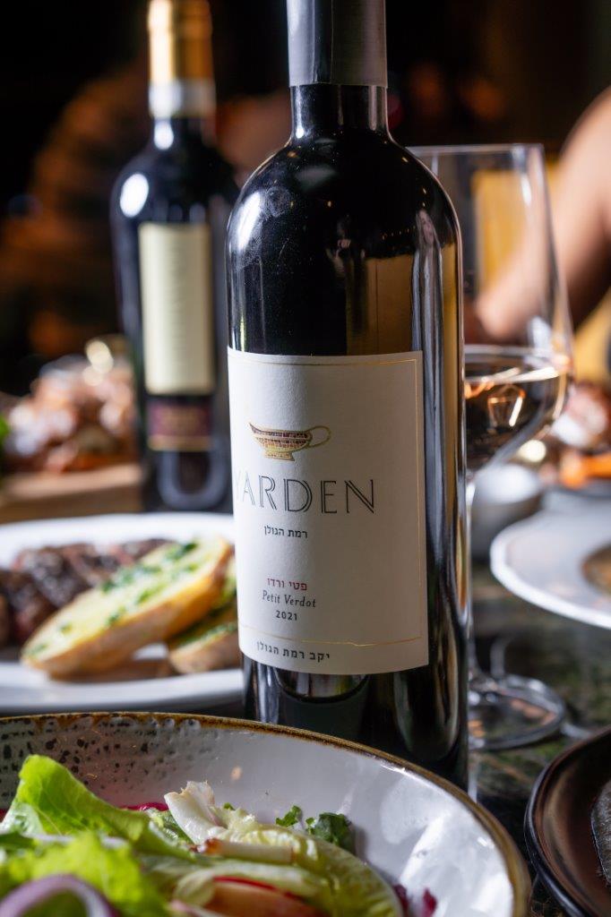מבחר ענק של יינות שיכול ללוות את הארוחה