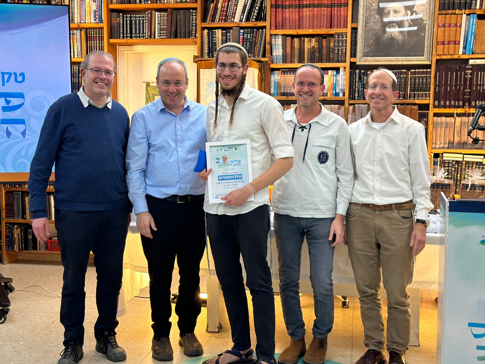 הלל רוזנהיים מקבל את הפרס