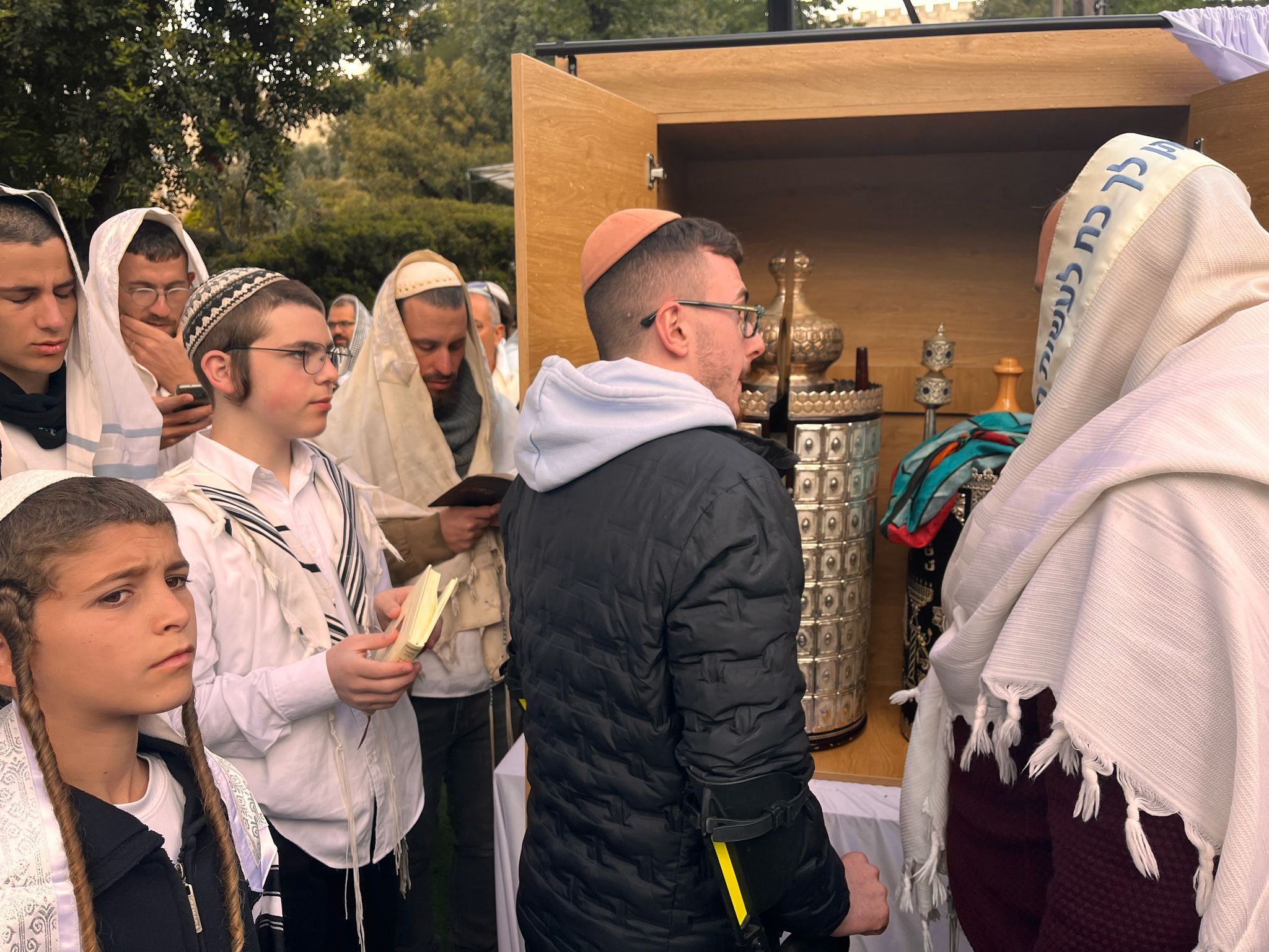 אלנתן גולדשטיין בפתיחת הארון