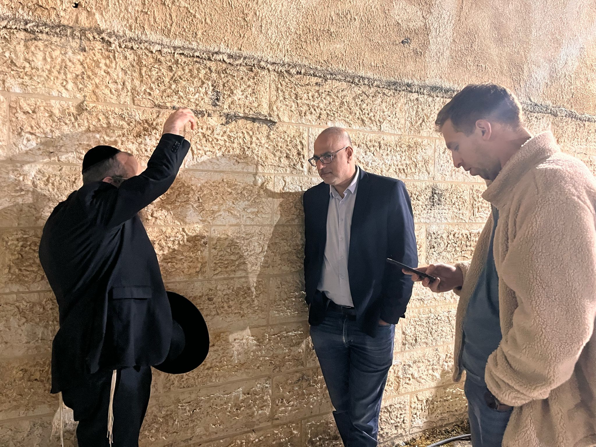 כהן אליה במתחם הקבר