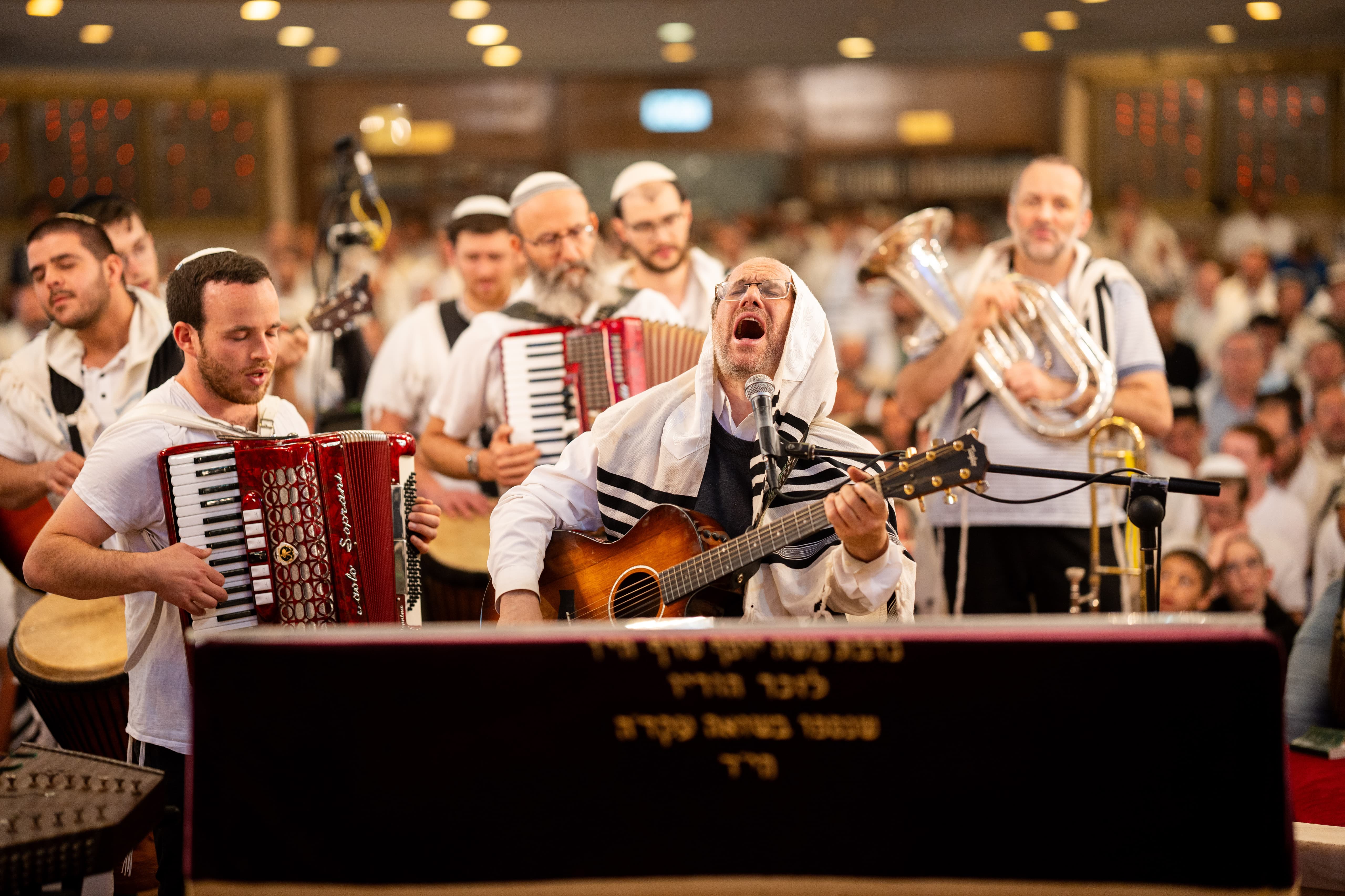 אהרן רזאל מוביל את התפילה