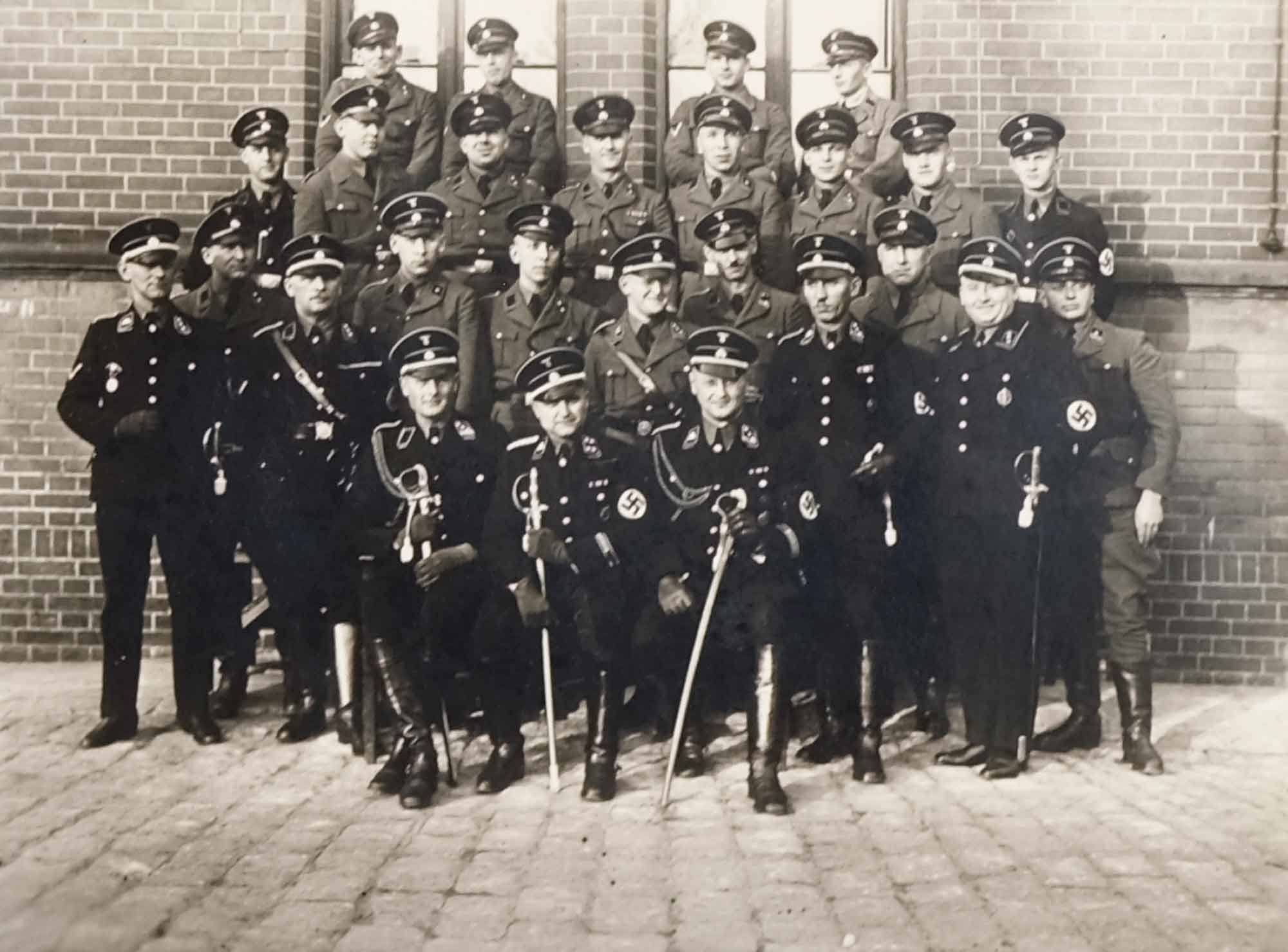 קיינד עם בכירי המחנה (יושב במרכז)