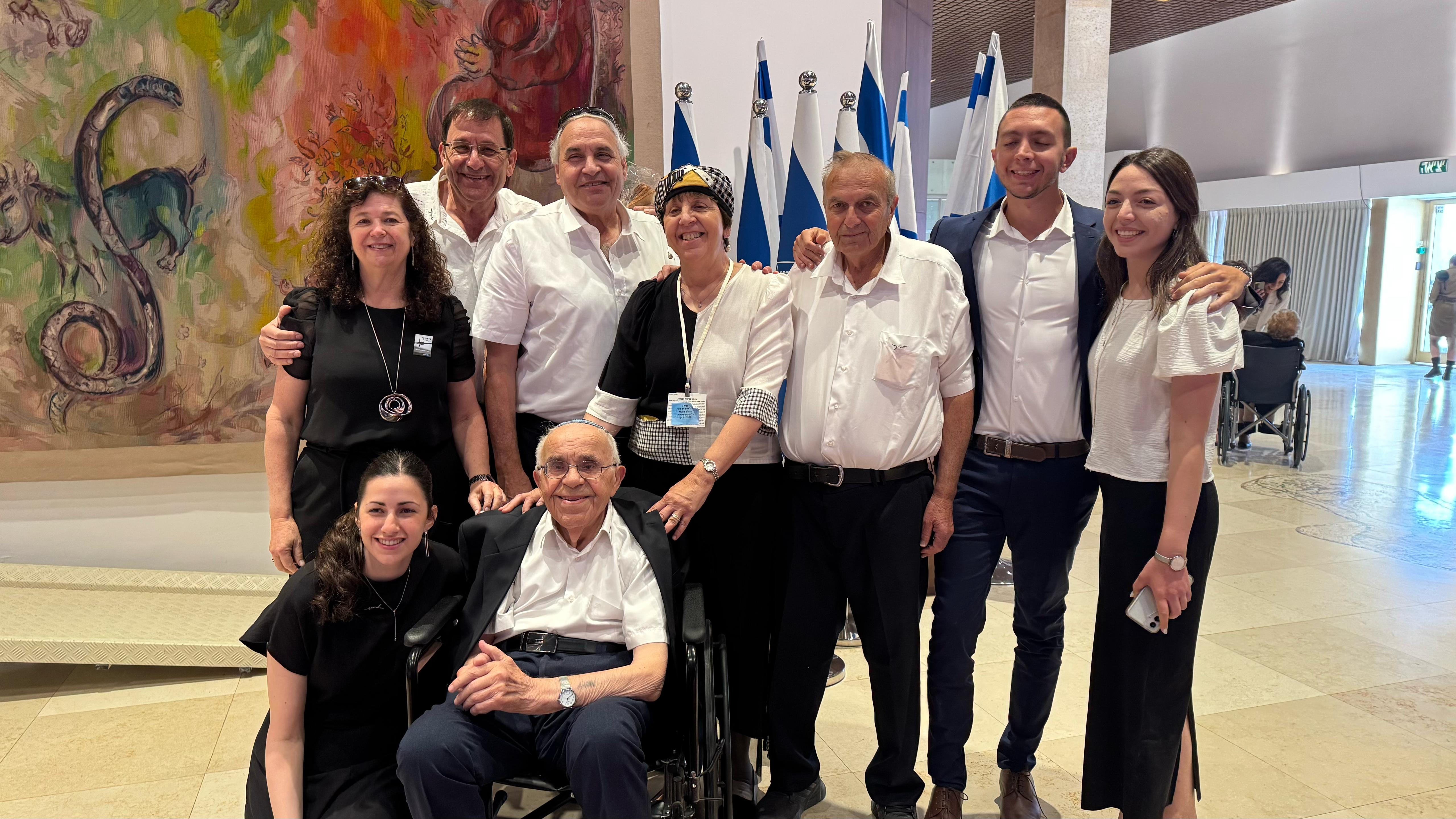 מנחם הברמן עם משפחתו