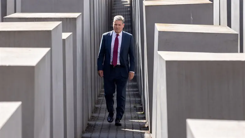 סטארמר בביקור באנדרטת השואה, ארכיון