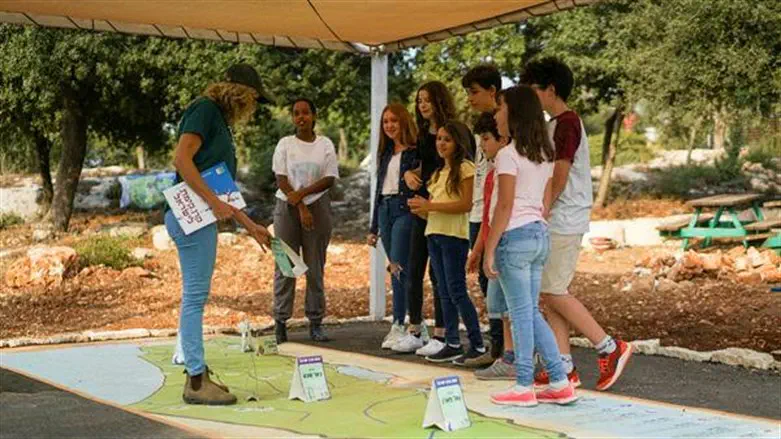 ילדים בפעילות במרכז שדה ויער נס הרים