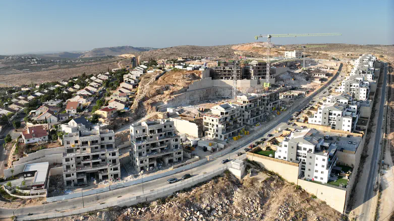 הבנייה בעיצומה. 'הירוקה בעופרים'