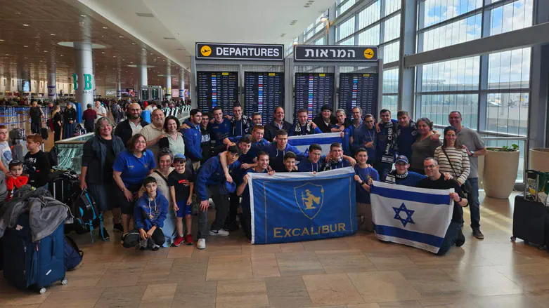 תלמידי הישיבה בשדה התעופה