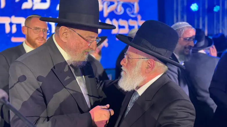 הרב כהן עם הרב בר במעמד