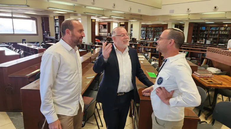 האחים קליין בשיחה עם הרב וידר