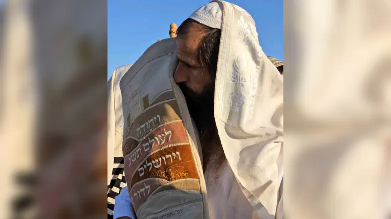 הרב בן נתן בתפילה